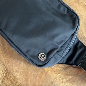 Lululemon Everywhere Belt Bag (Black, 2L)